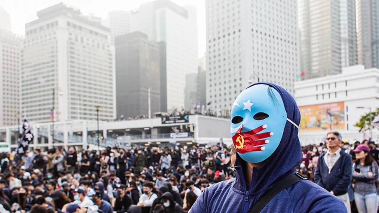 Lanț uman lung de kilometri și marsuri prin mall-uri. Protestatarii din Hong Kong nu renunță nici măcar de Anul Nou (FOTO, VIDEO)