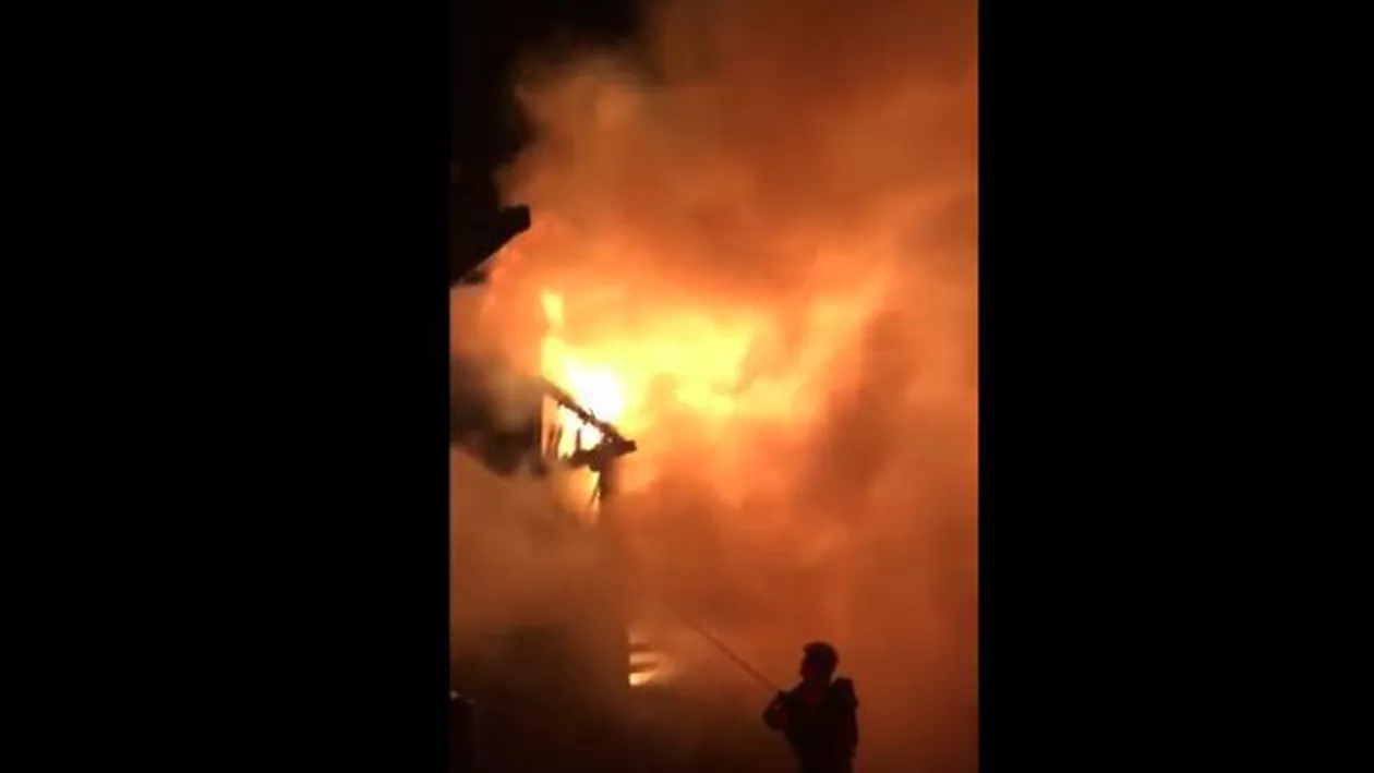 Incendiu violent în Cluj, din cauza unor artificii. Pompierii s-au luptat cinci ore cu flăcările (VIDEO)