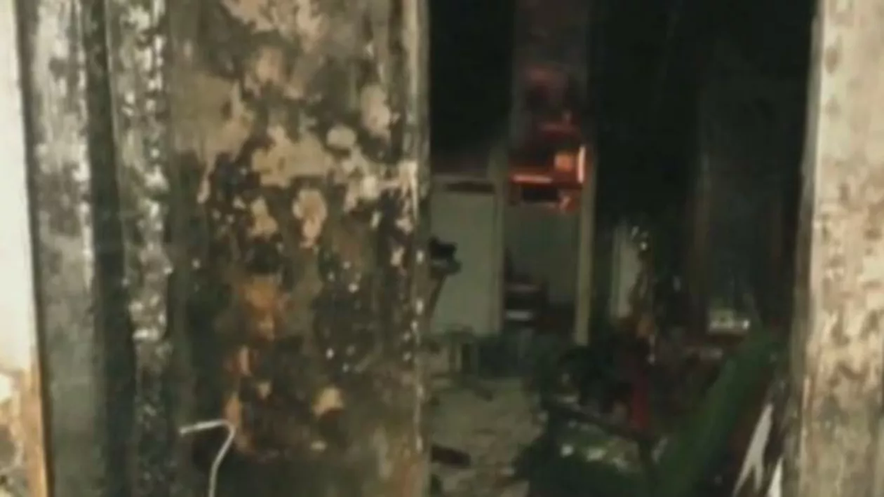 INCENDIU DE PROPORȚII în Piatra Neamț: 30 de oameni evacuați. Bilanțul victimelor (VIDEO)