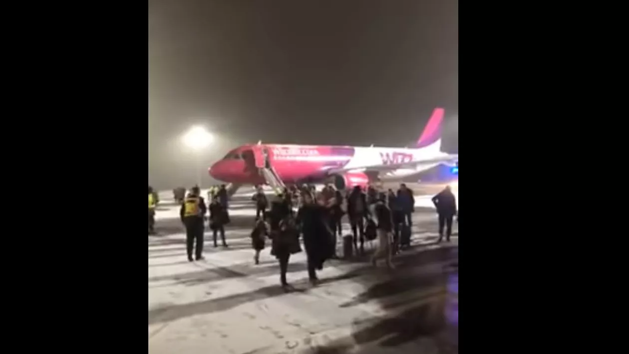 Un avion Wizz Air de pe ruta Debrecen - Paris ar fi luat foc înainte de decolare! Zeci de români erau la bord (VIDEO)
