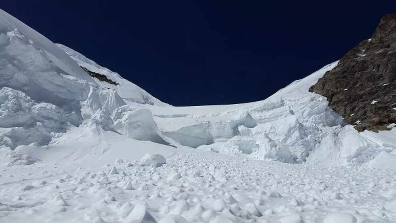 PANICĂ la munte: Risc mare de avalanşe în zona Bâlea Lac. Turiștii, în pericol