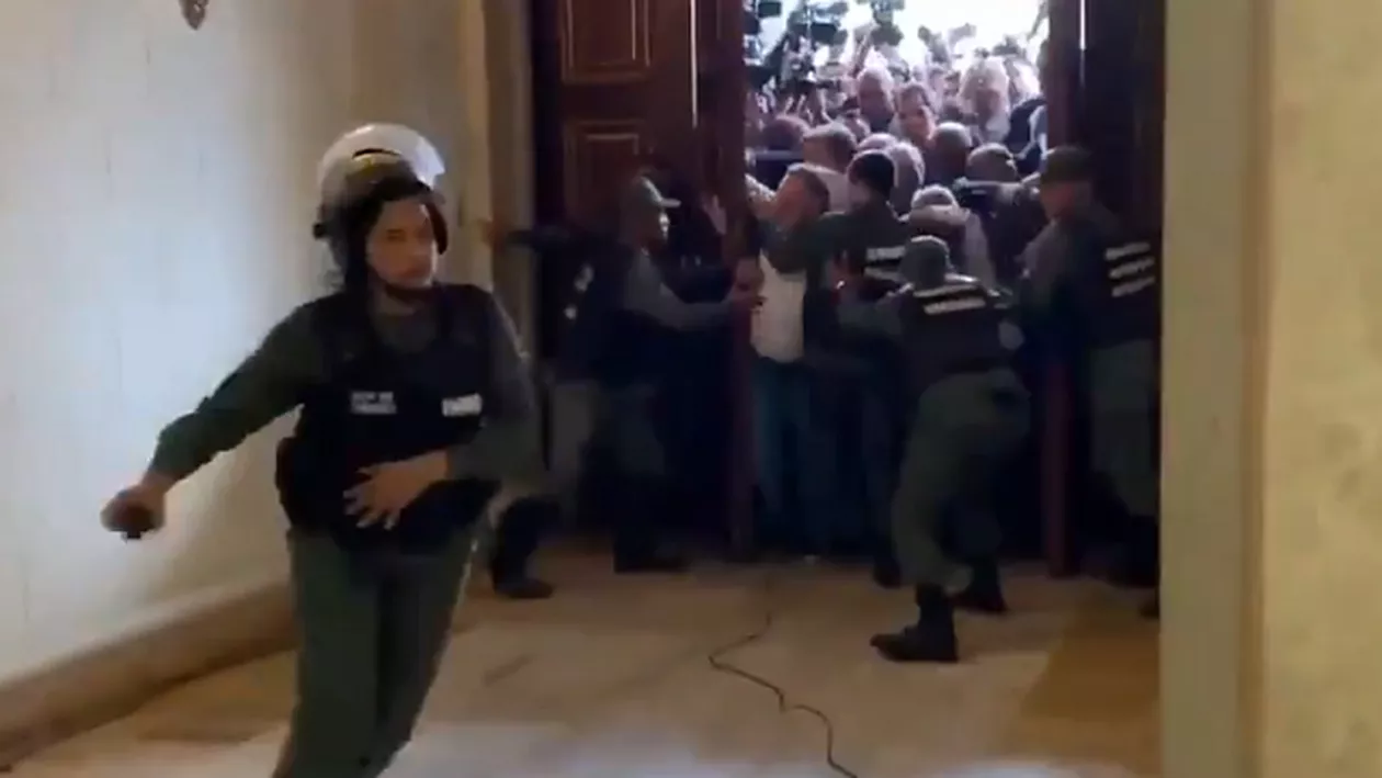 Scene haotice în parlamentul Venezuelei. Opoziția anti-Nicolás Maduro intră cu forţa în clădire, iar jandarmii o iau la sănătoasa (FOTO, VIDEO)