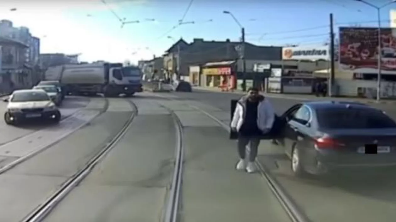 BMW-ul lovit de tramvai, PRINS DIN NOU în trafic! CUM ARATĂ ACUM mașina? AȘA CEVA... (VIDEO)