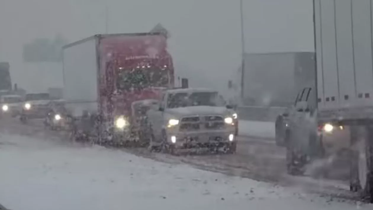 America, lovită de urgia meteo: Sunt deja 11 morți! Sute de case au fost distruse și mii de persoane au rămas în beznă