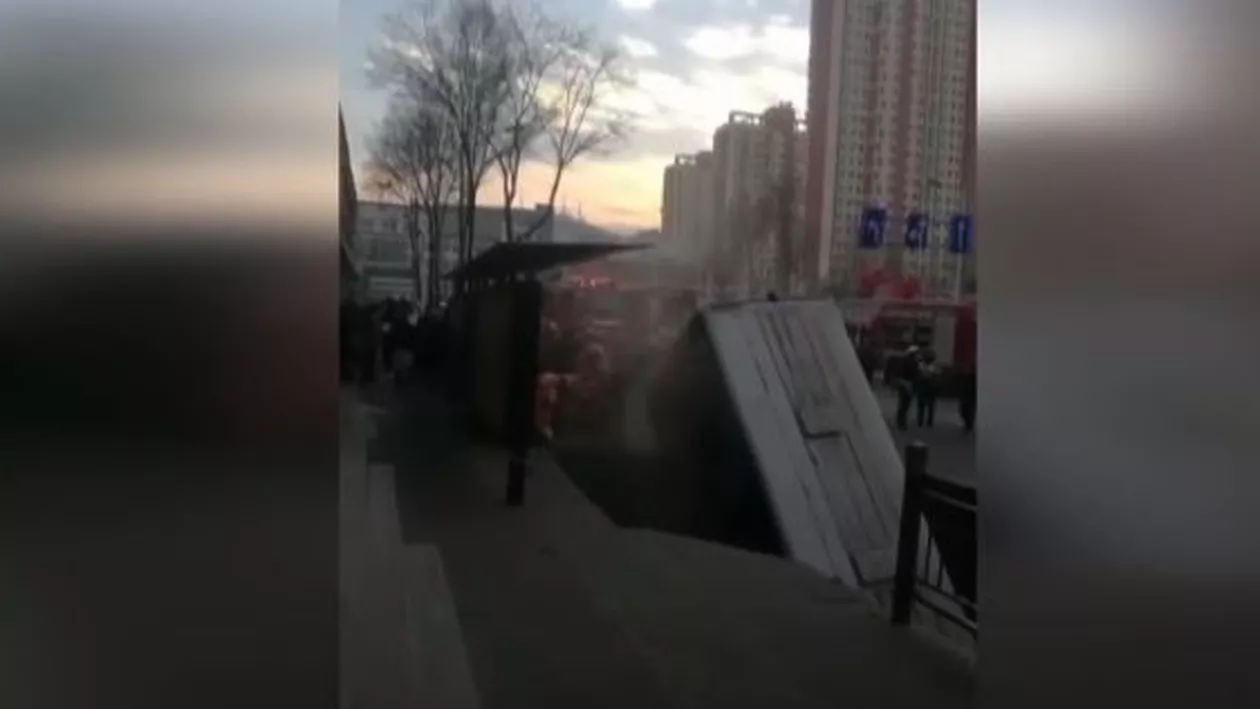 Peste 30 de victime, după ce un autobuz a fost înghițit de un crater uriaș. Accidentul, surprins de camere (VIDEO)