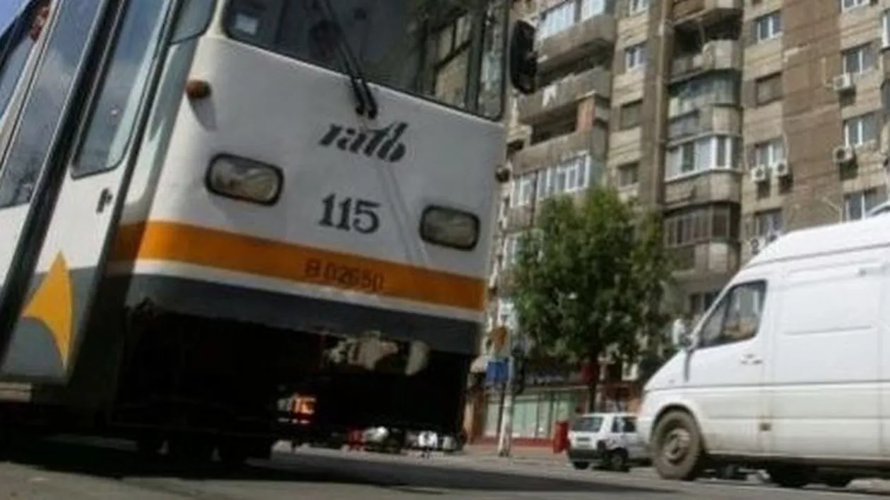 Un tramvai a deraiat pe linia 41 din Capitală, iar circulația este blocată de aproape o oră. STB: „Pentru preluarea călătorilor s-a introdus o linie navetă”