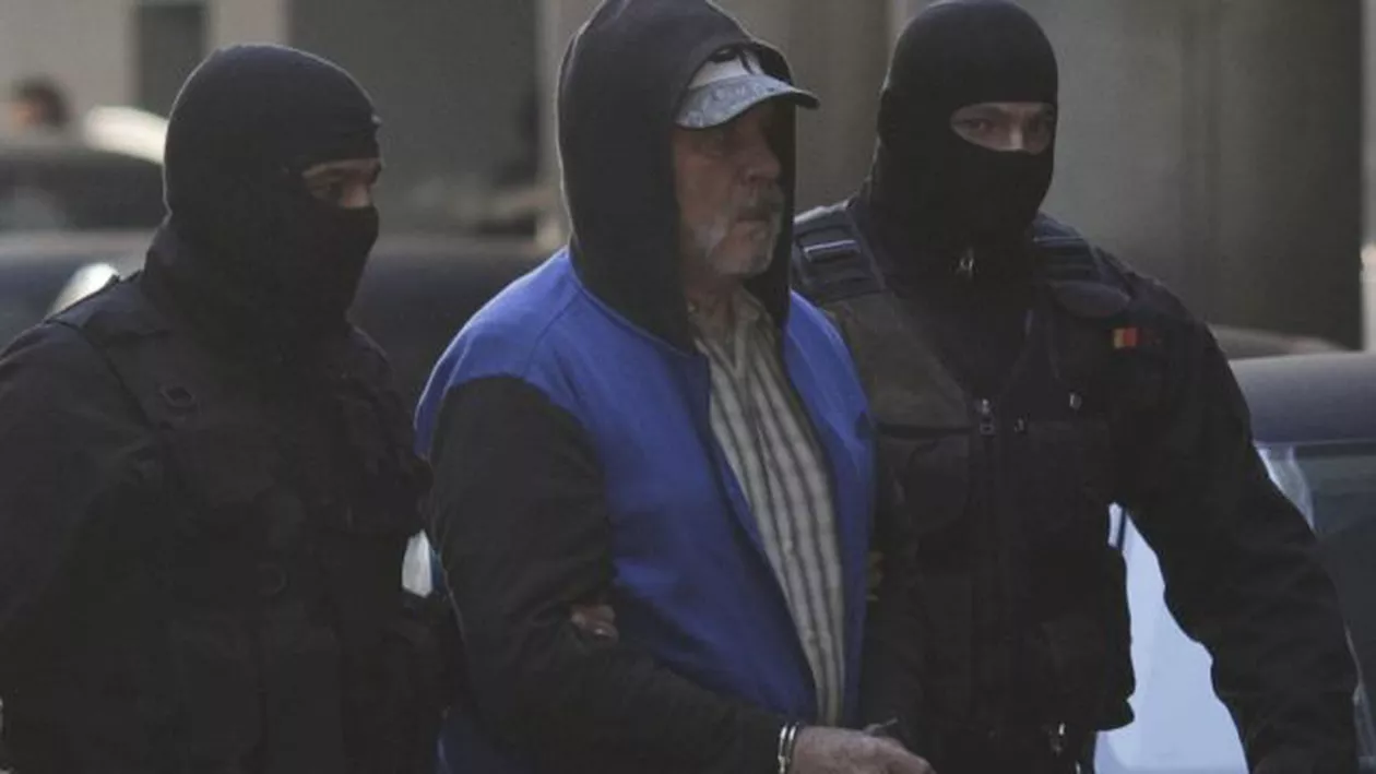 Gheorghe Dincă, huiduit în fața Tribunalului Olt. „Spânzură-te singur!” (VIDEO)