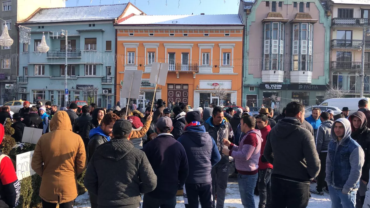 Protest al romilor împotriva primarului din Tg. Mureș! Activistul Ciprian Necula: Vom cere președintelui Klaus Iohannis să retragă decorația și vom depune și o plângere penală la parchet ”