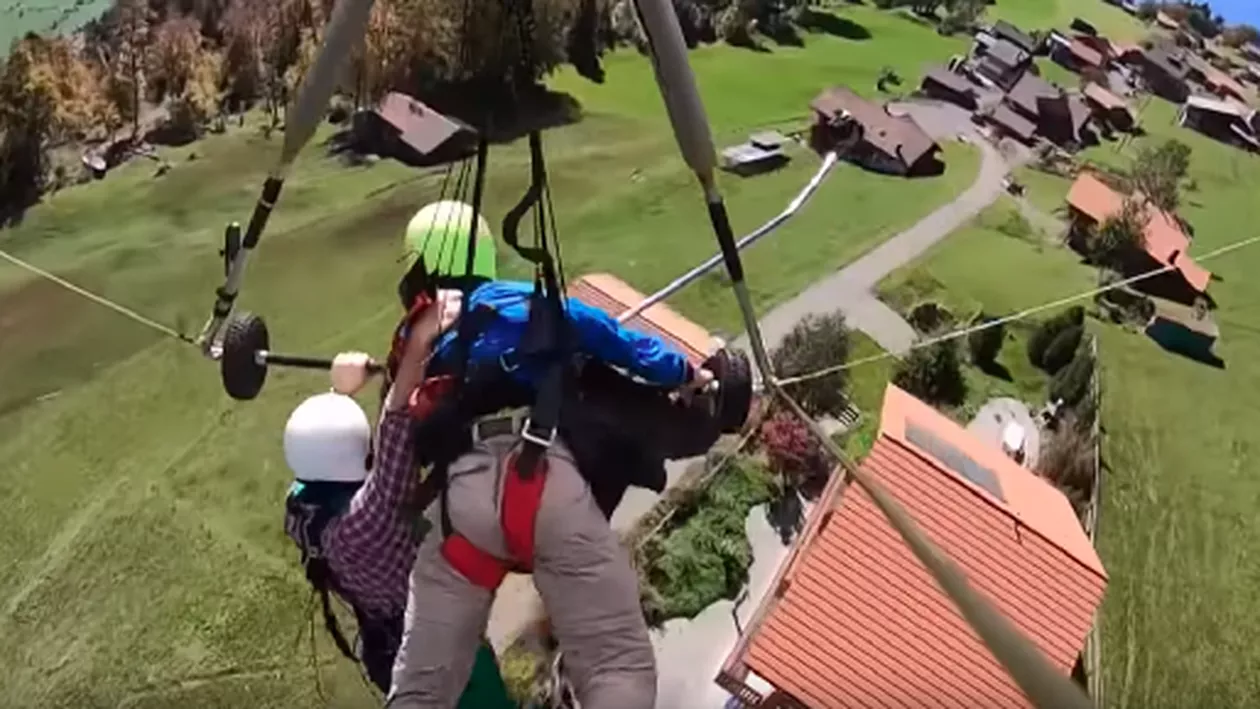Momentul în care un bărbat a căzut dintr-un planor. Instructorul uitase să-l asigure (VIDEO)