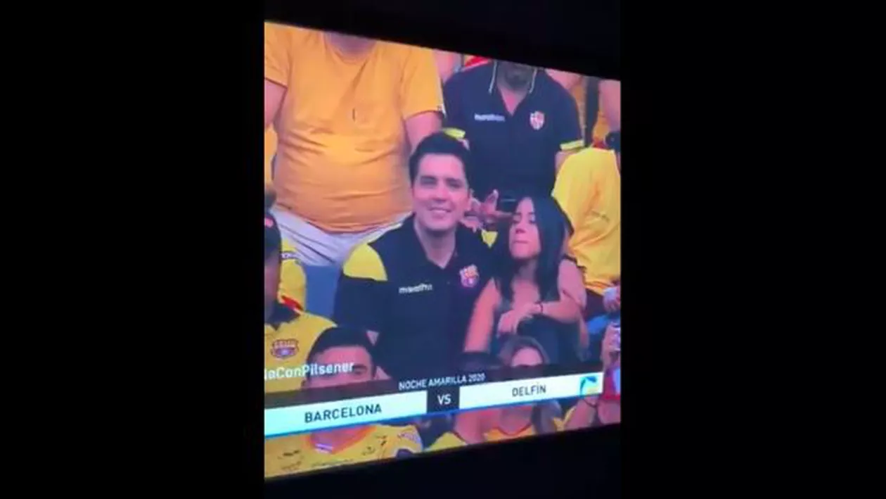 Prins de VAR în „ofsaid”. Cum a reacționat un bărbat, după ce a fost difuzat pe TV, în timp ce-și săruta amanta la un meci de fotbal din Ecuador:  „Mi-ați distrus relația...” (VIDEO)