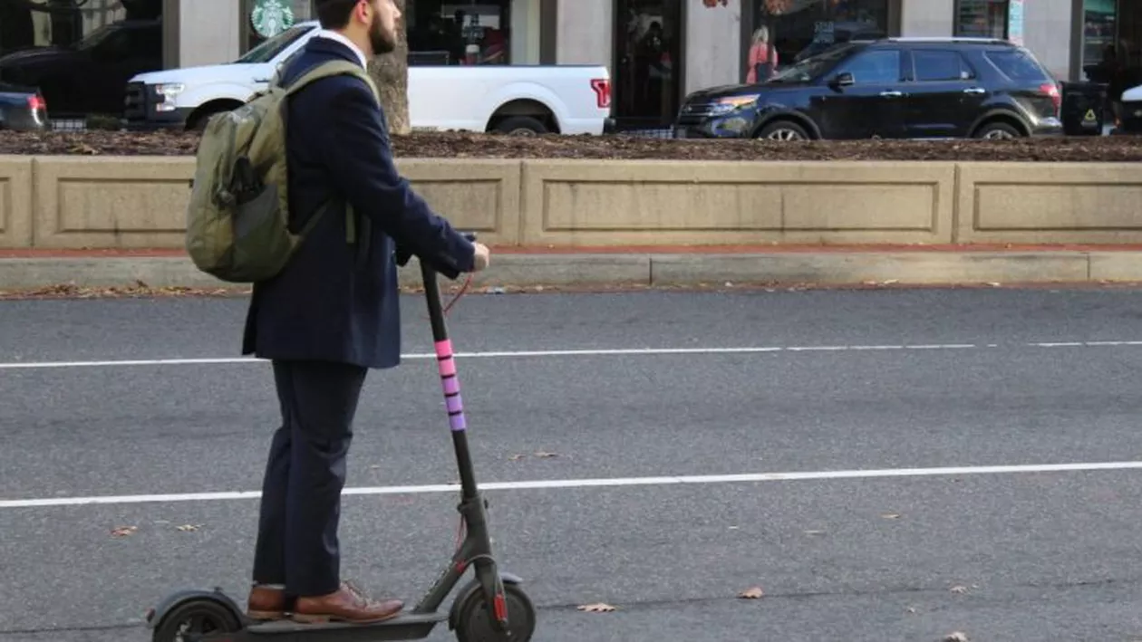 Direcţia Rutieră analizează 'foarte serios' scăderea amenzilor pentru bicicliști și trotinetiști