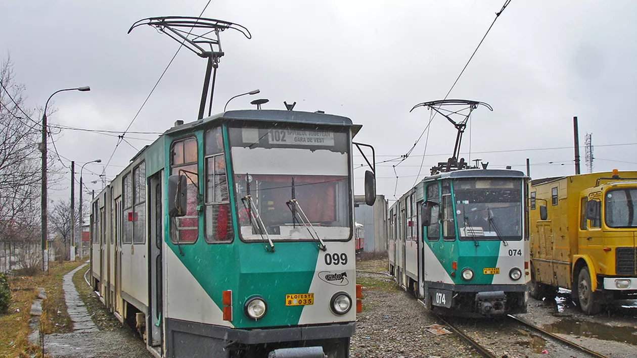Accident violent în Ploiești. O autobasculantă s-a izbit de un tramvai, în care se aflau 30 de persoane