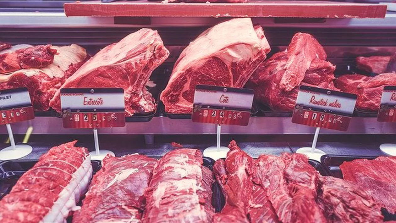 Picioare de porc cu păr şi salam cu colagen. NEREGULI GRAVE găsite de Protecţia Consumatorilor în carmangerii