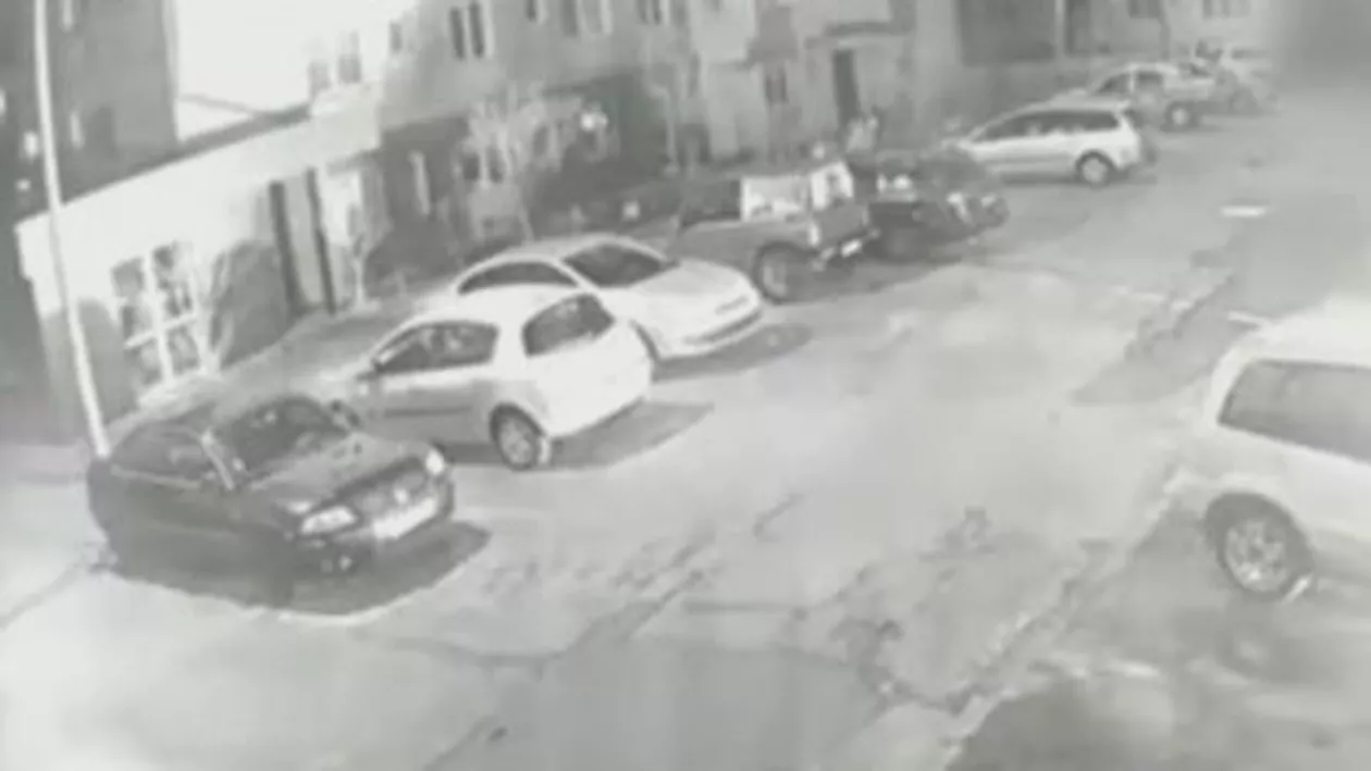 Răzbunare în stil mafiot: Mașina unei polițiste a fost incendiată chiar în parcarea din fața blocului (VIDEO)
