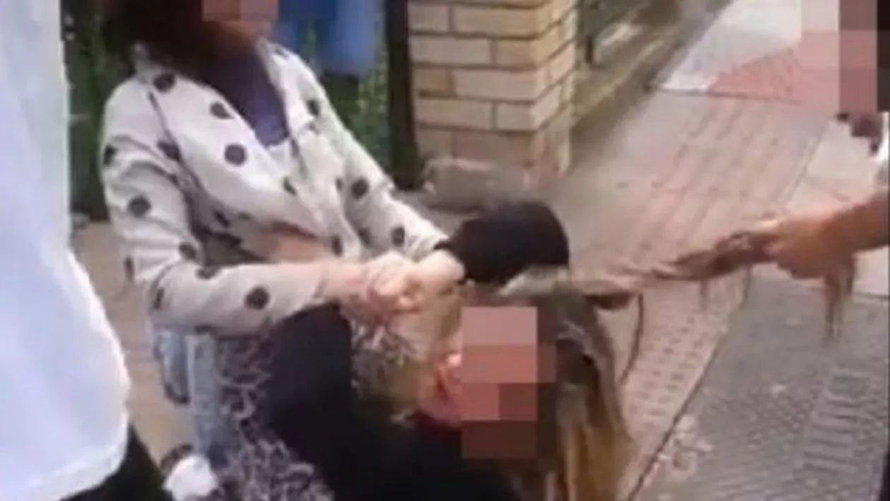 Bătaie între elevele unui liceu din Botoșani, chiar în fața Poliției Locale. Cum s-a terminat conflictul