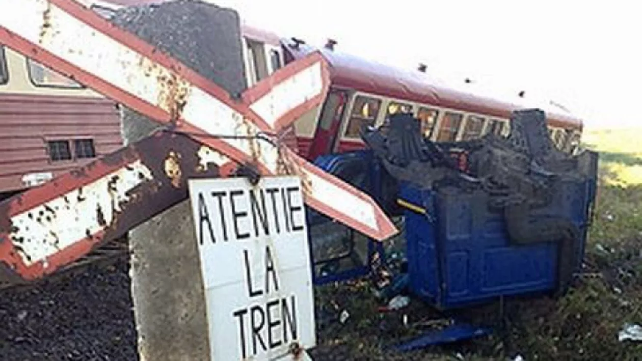 Accident GRAV pe Centrura Capitalei, între un TREN și un TIR (FOTO)