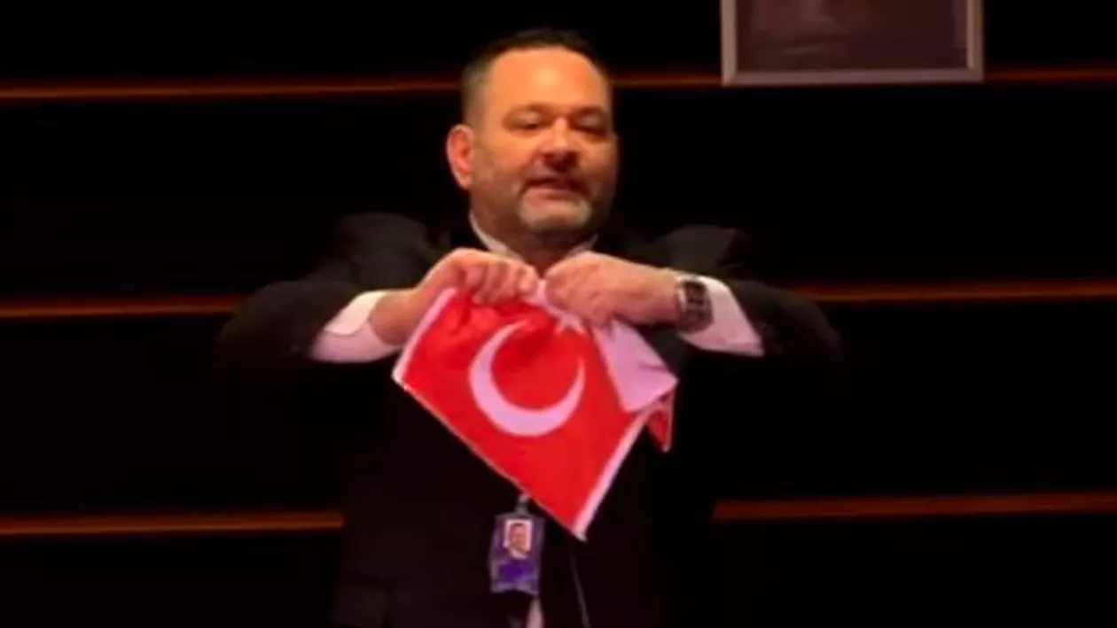 Revoltă la Ankara, după ce un europarlamentar grec a rupt steagul Turciei chiar în Parlamentul European (VIDEO)