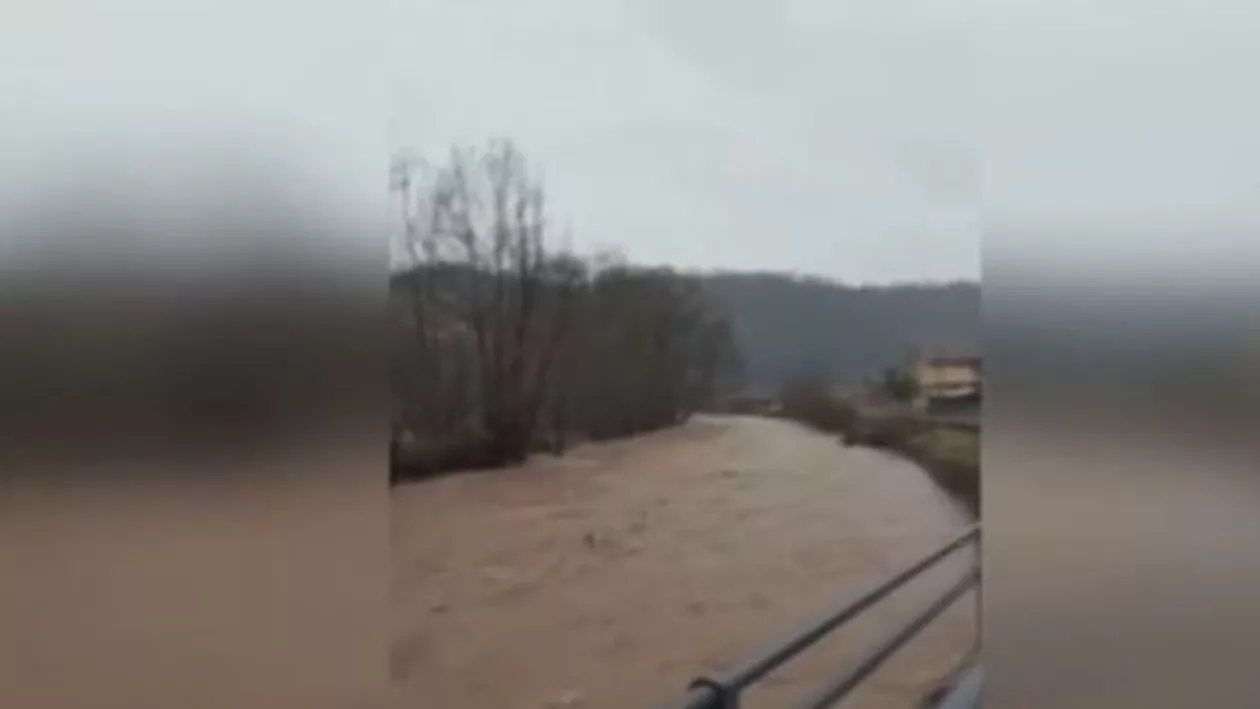 Inundaţii în judeţul Alba. Hidrologii spun că pericolul nu a trecut (VIDEO)