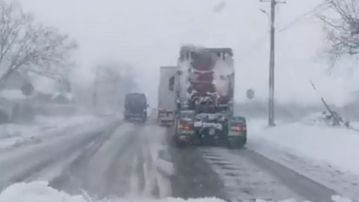 Trafic blocat în Suceava din cauza carosabilului acoperit cu gheață: Nicio mașină de deszăpezire nu există (VIDEO)