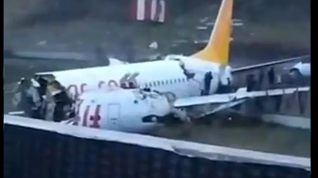 ALERTĂ! Accident AVIATIC în Turcia. O aeronavă de linie S-A RUPT ÎN DOUĂ la aterizare (VIDEO)