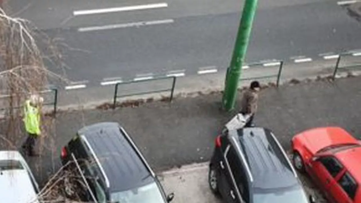 Bătrână luată pe sus de polițiști (VIDEO)