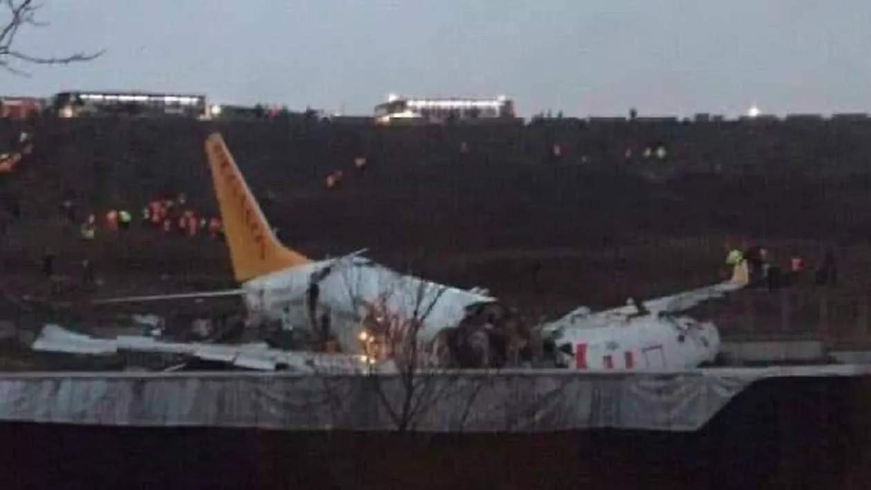 Un avion din Turcia s-a rupt în două în timp ce ateriza pe un aeroport de lângă Instabul. Bilanţul morţilor şi al răniţilor (FOTO, VIDEO)