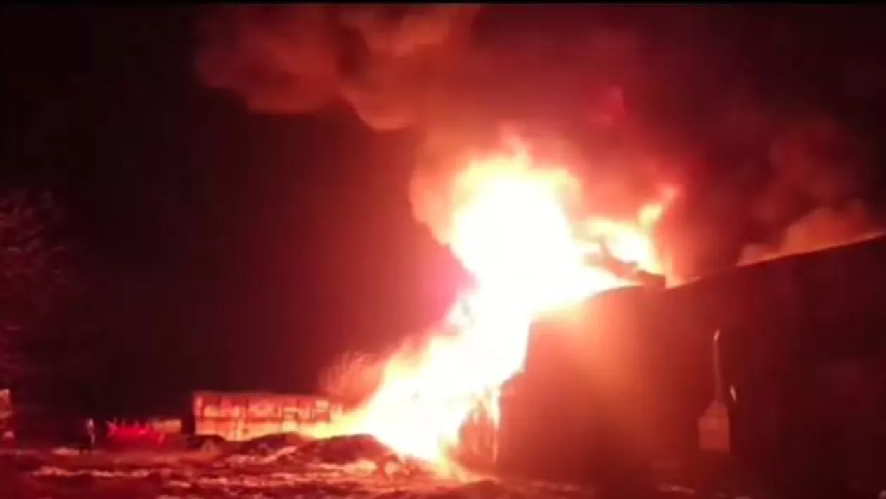INCENDIU DE PROPORȚII la o hală din Ilfov! Populația a fost avertizată prin RO-ALERT! Bilanțul pagubelor este INIMAGINABIL (VIDEO)