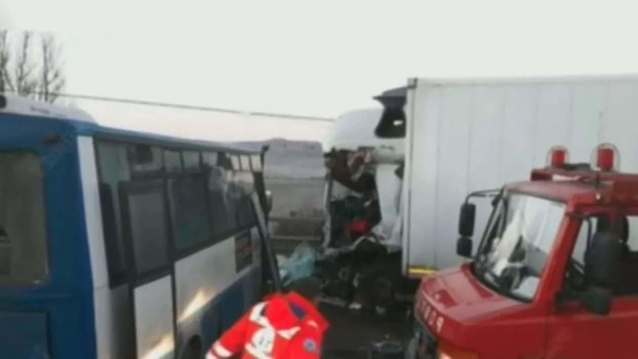 ACCIDENT GRAV în Bistrița, între un TIR și un autobuz. Imagini ȘOCANTE de la fața locului. Bilanțul victimelor (VIDEO)