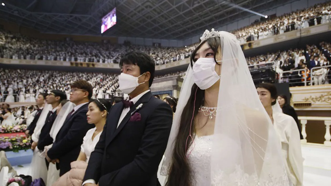 Mii de cupluri sfidează coronavirusul şi se căsătoresc în acelaşi timp...cu măşti pe față (FOTO)