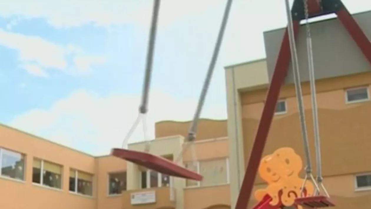 Caz cutremurător în Fagăraş: Fetiță găsită moartă la locul de joacă (VIDEO)