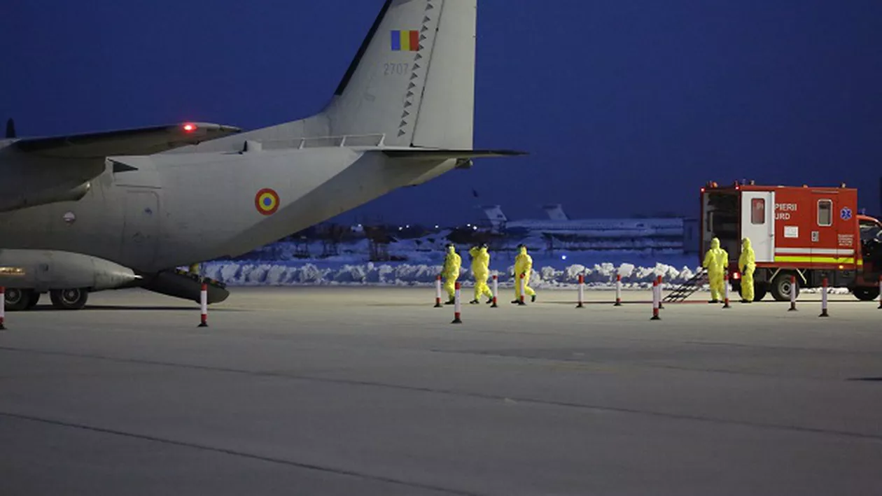 Români evacuaţi din China cu ajutorul Marii Britanii şi al Forţele Aeriene Române. Cum se prezintă starea lor de sănătate și ce măsuri de precauție va aplica Ministerul Sănătății (FOTO)