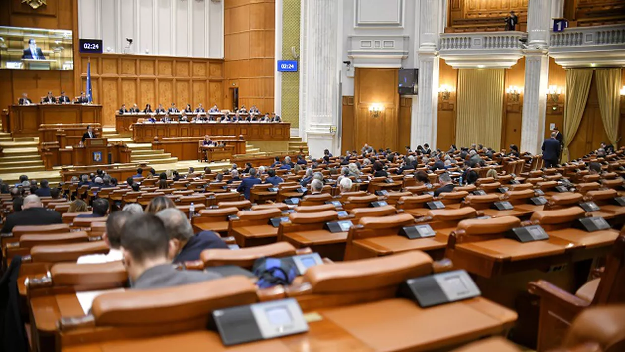 Premierul desemnat începe, luni, formalitățile pentru votul de învestitură. Parlamentul, tot mai aproape să aleagă între propria dizolvare și reinstalarea unui guvern proaspăt demis