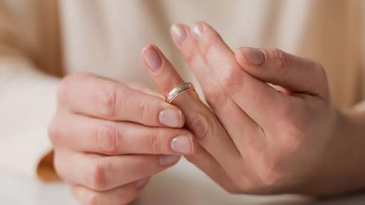 HALUCINANT! Un cuplu a pus în scenă o cerere în căsătorie falsă pentru a primi băutură gratis
