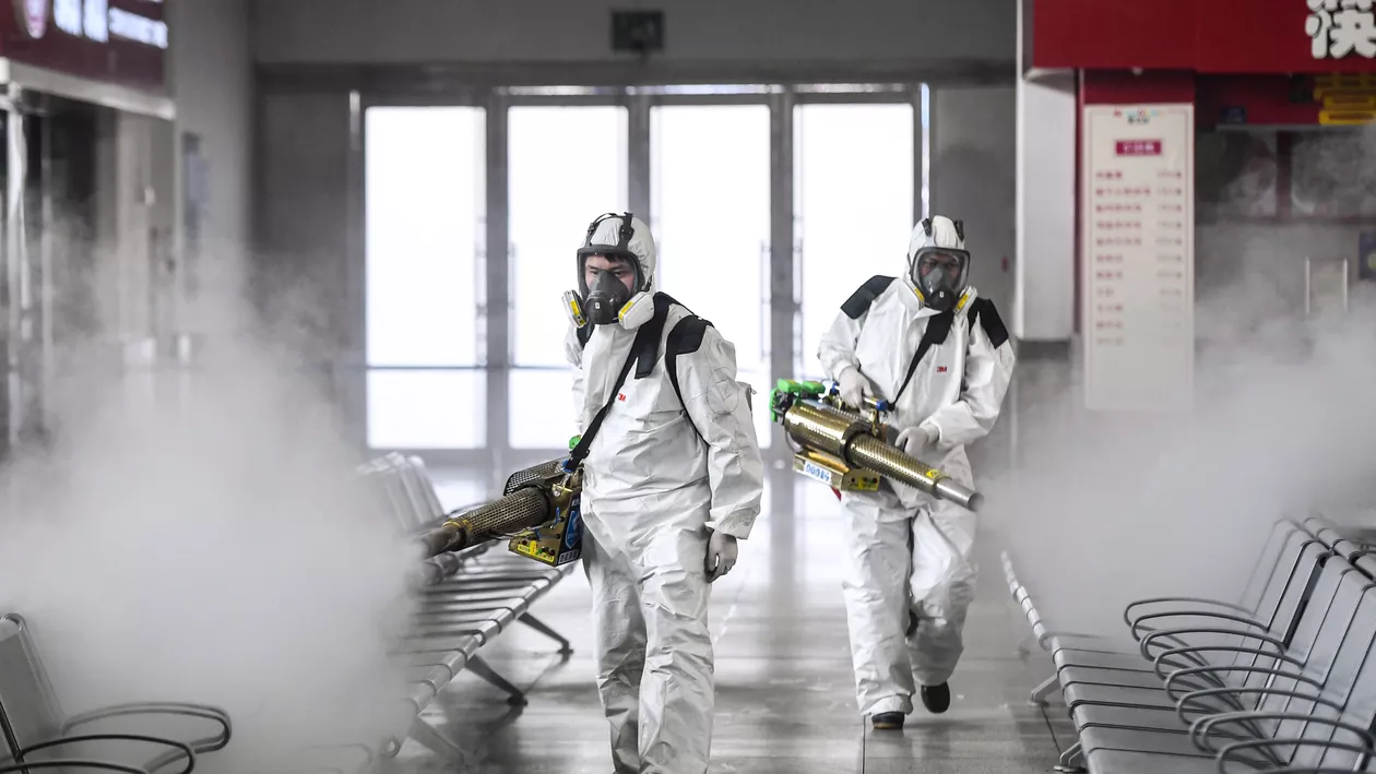 Coronavirus // Imaginile haosului din China: Oamenii morți care zac pe străzi, decontaminări făcute cu substanțe dubioase, persoane ridicate cu forța și uși de blocuri sudate (VIDEO)
