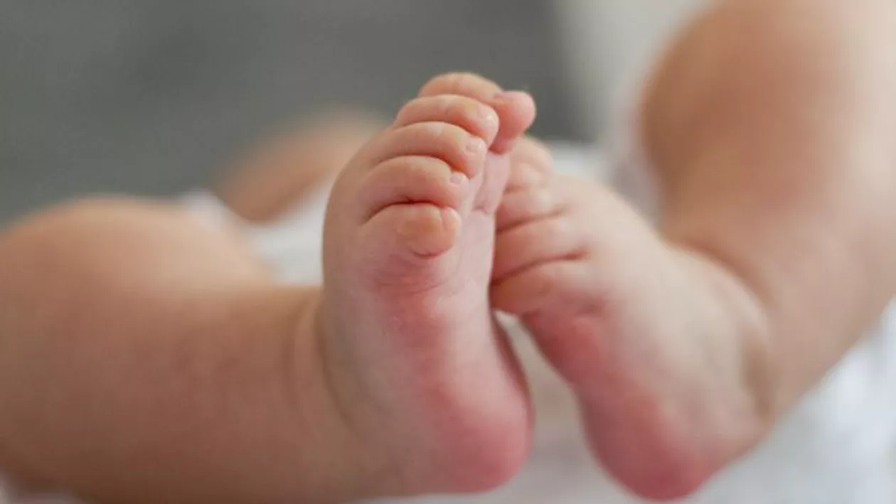 Un bebeluș lovit cu drujba la cap, într-o altercație între mama și tatăl său. Paradoxal, părinții se certau tocmai pe parternitatea copilului
