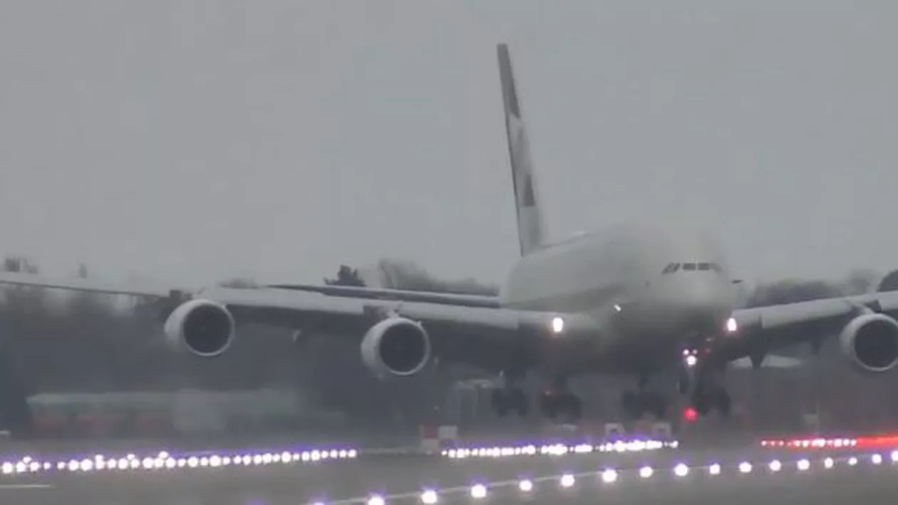 Imagini de coșmar pe aeroportul Heathrow din Londra: Cel mai mare avion din lume, la un pas de tragedie (VIDEO)
