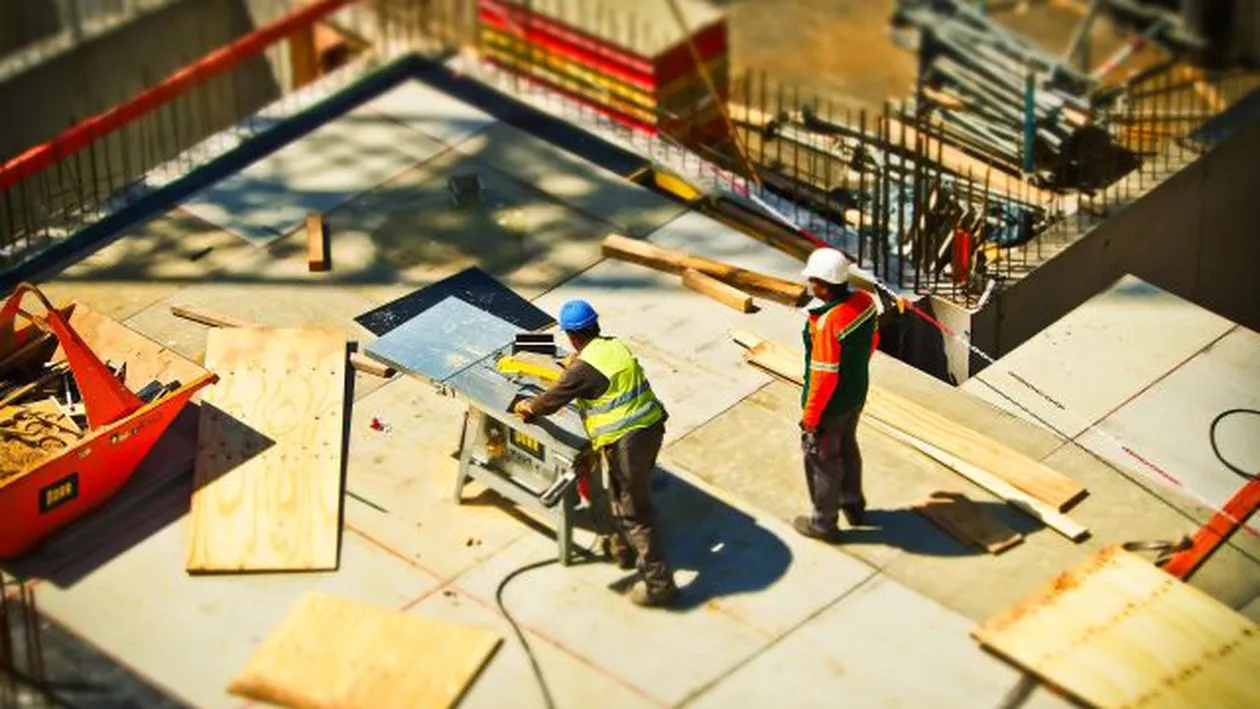 Marea Britanie își închide granițele pentru constructorii români și instalatorii polonezi: Ce reguli a anunțat Guvernul londonez