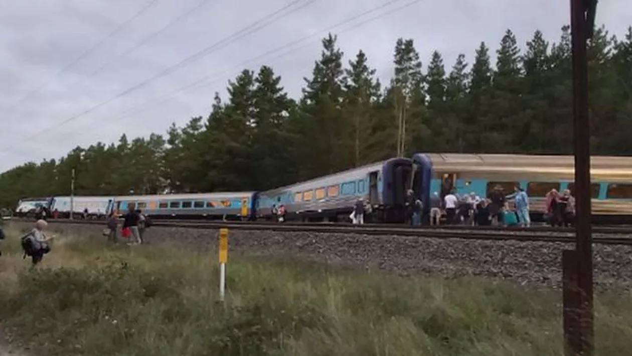 Accident FEROVIAR. Tren expres deraiat: Cel puțin două persoane au decedat (VIDEO)