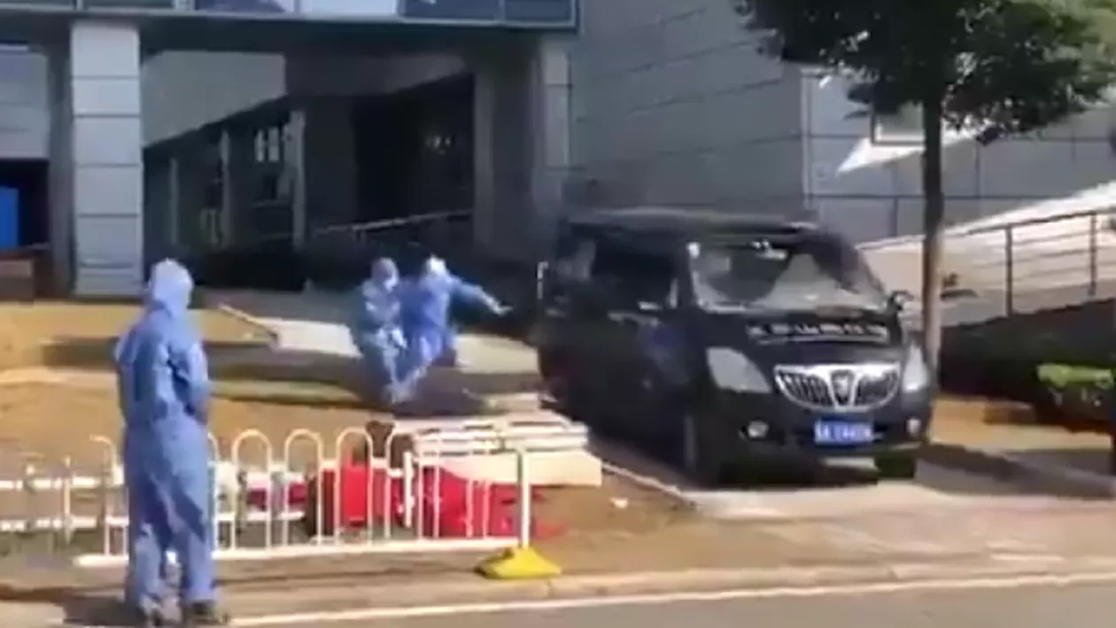 Momentul în care soţia unui director de spital din Wuhan încearcă să-şi ia la revedere de la soţul ei mort de coronavirus și pe care nu-l mai văzuse de o lună (VIDEO)