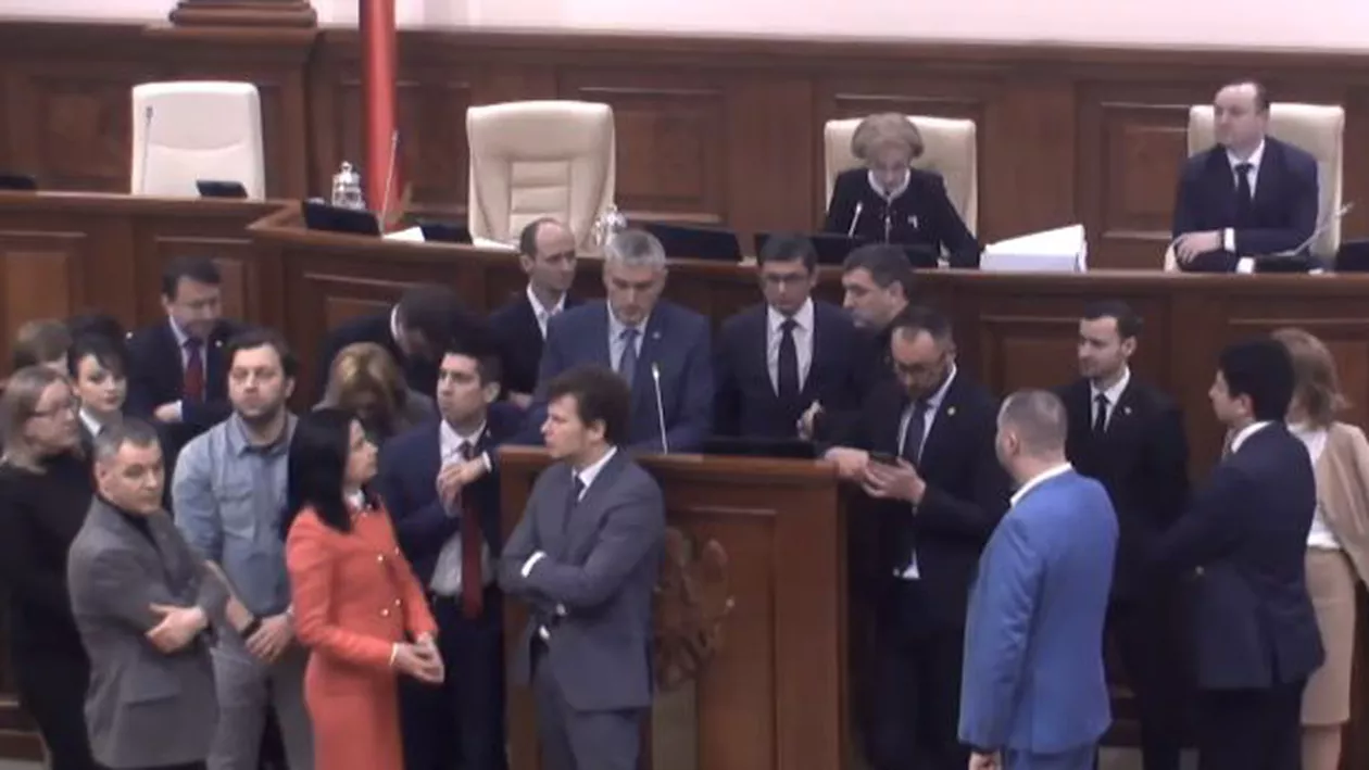 Protest în Parlamentul de la Chișinău: Deputații PAS și PPDA au blocat tribuna și au scandat: „Rușine” și Jos ciocoii (VIDEO)