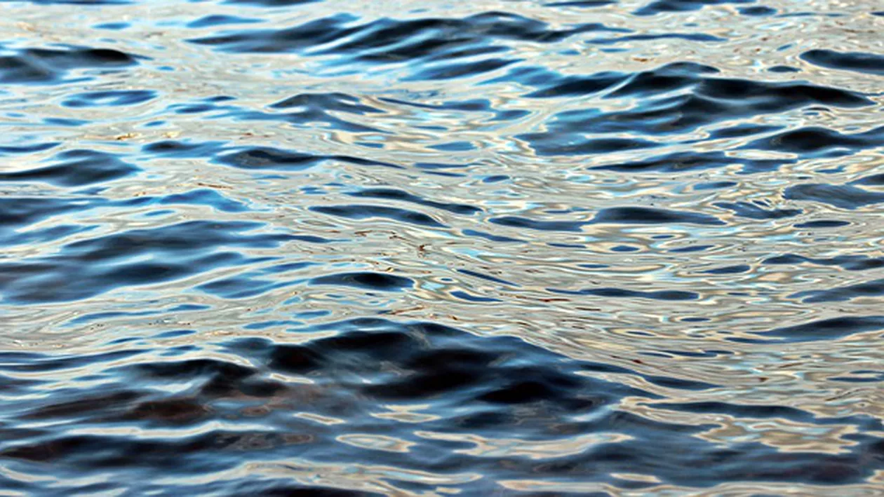 TRAGEDIE pe Dunăre! O ambarcațiune cu două persoane la bord, RĂSTURNATĂ