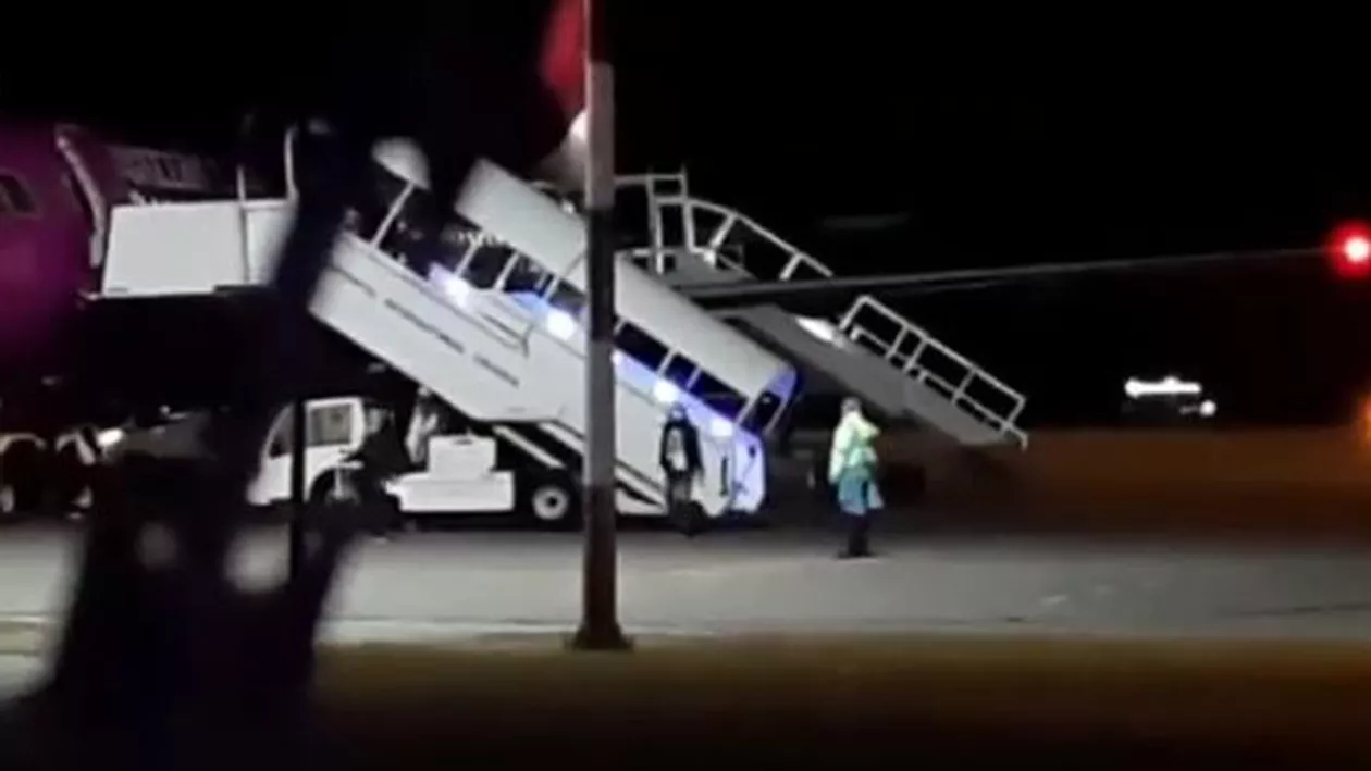 139 de persoane au ajuns din Italia, pe Aeroportul din Craiova. Au fost așteptate de jandarmi, medici și polițiști (VIDEO)
