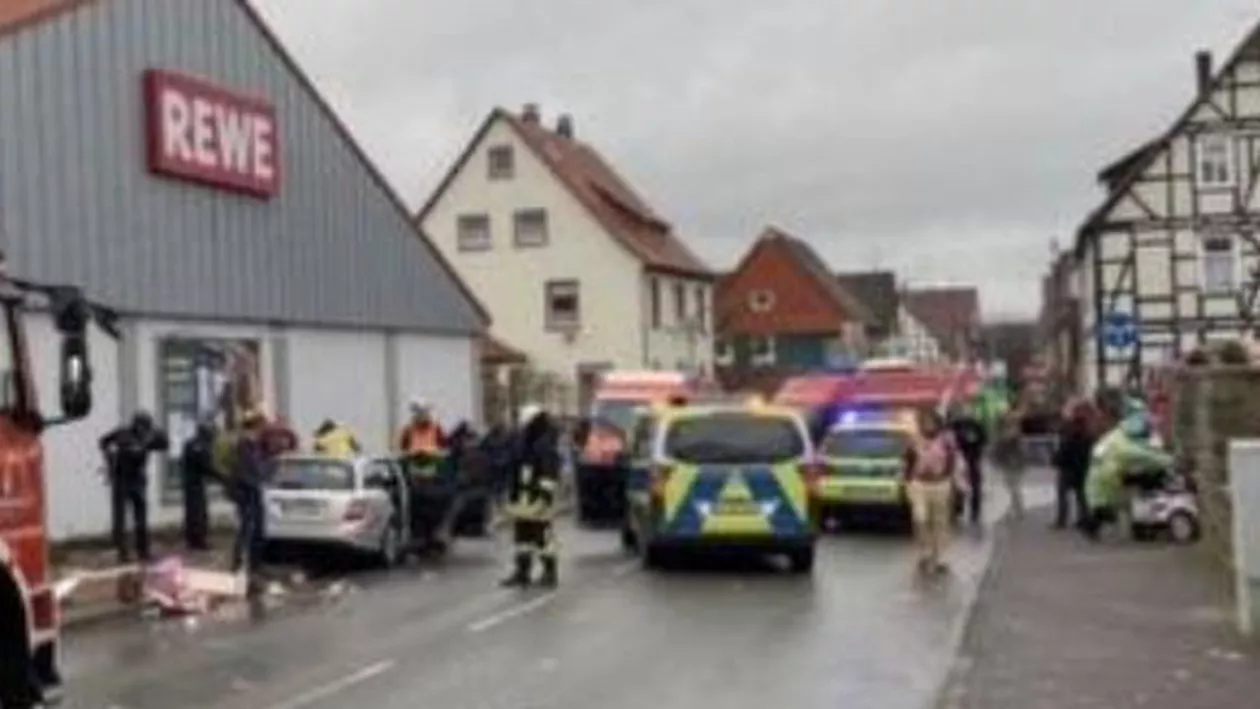 Un nou ATAC în GERMANIA: O mașină a intrat în mulțime, la un carnaval (VIDEO, FOTO)