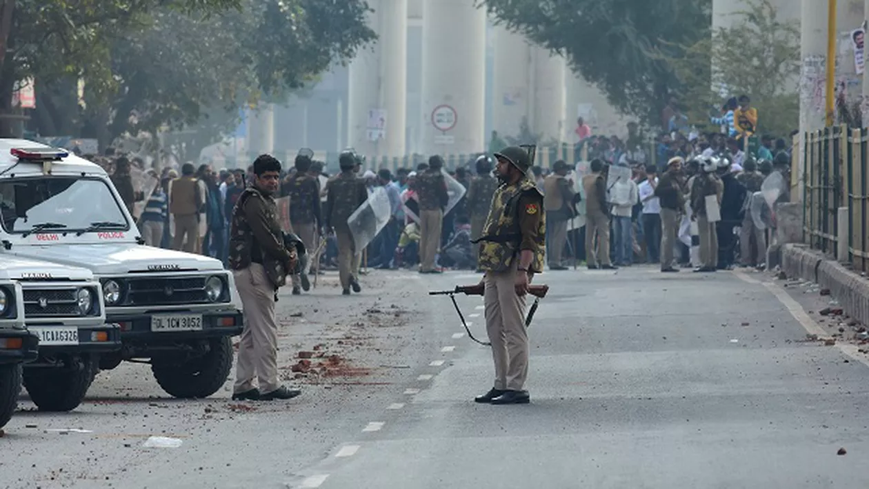 Zeci de persoane au murit în urma unor confruntări de natură religioasă. Unui bărbat i s-a cerut să-şi dea pantalonii jos pentru a-şi dovedi religia (VIDEO)