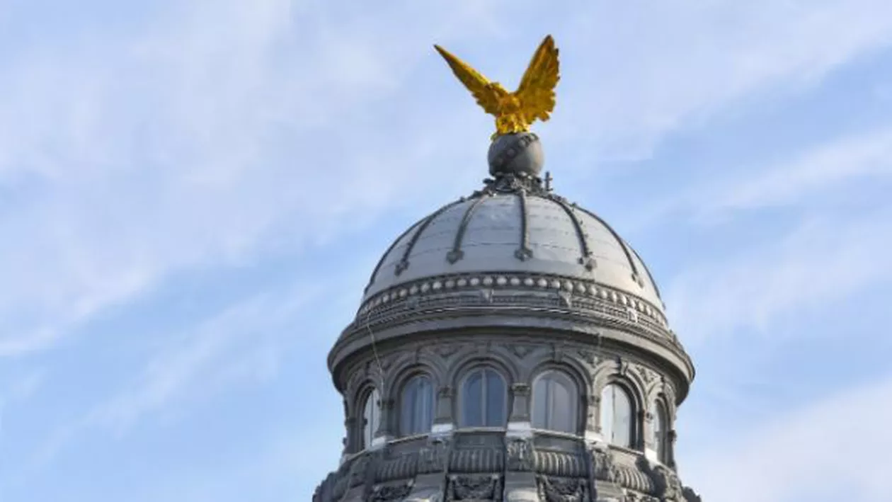 Recomandările BOR în timp de CORONAVIRUS: Liturghia, ascultată la radio, ÎMPĂRTĂȘANIA, cu ligurița de acasă, iar sărutarea icoanelor, evitată temporar