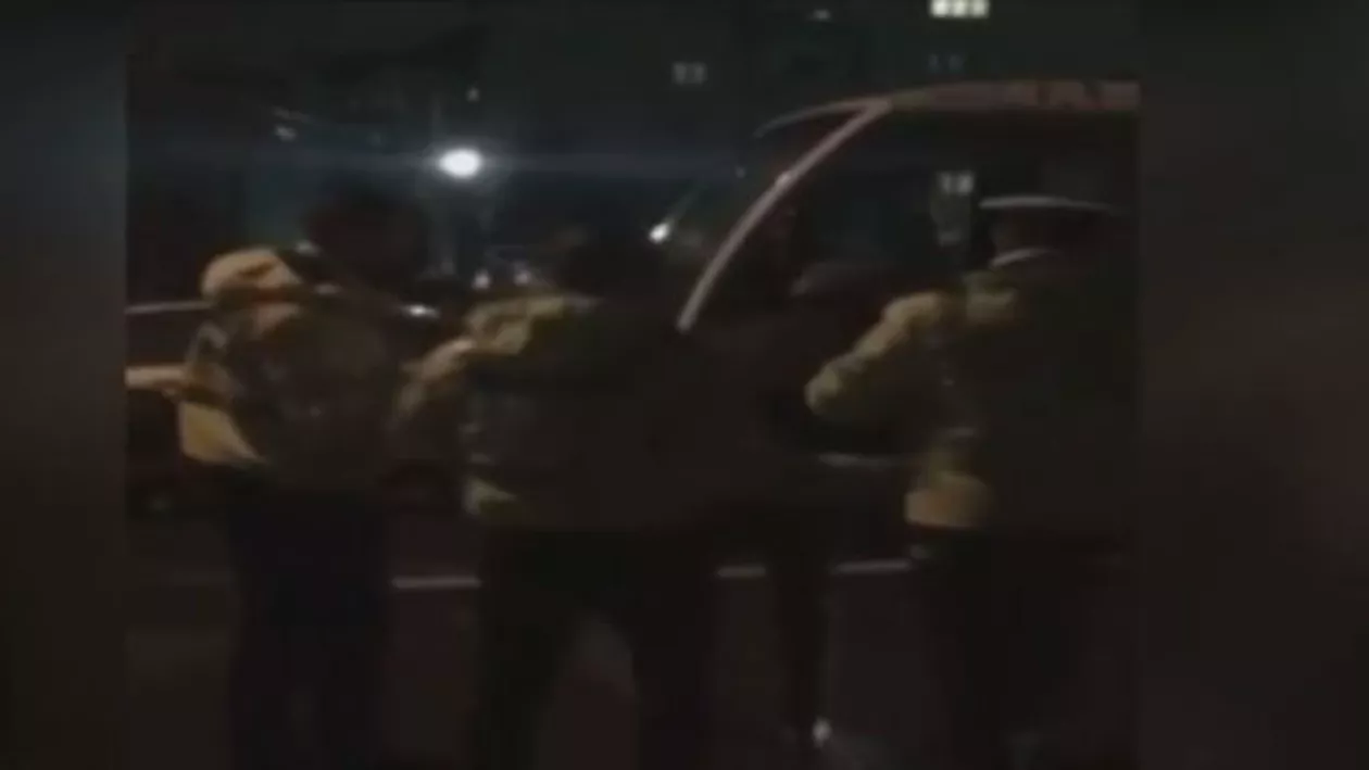 Râmnicu Vâlcea: Șofer de autobuz, beat-criță la volan. A avariat mai multe mașini (VIDEO)