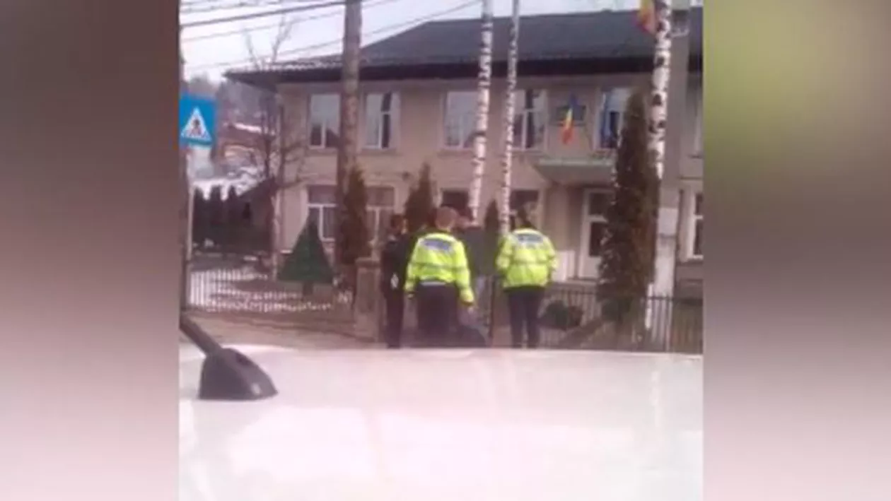 Poliţist bătut în curtea unui liceu din Suceava. De la ce a pornit scandalul (VIDEO)
