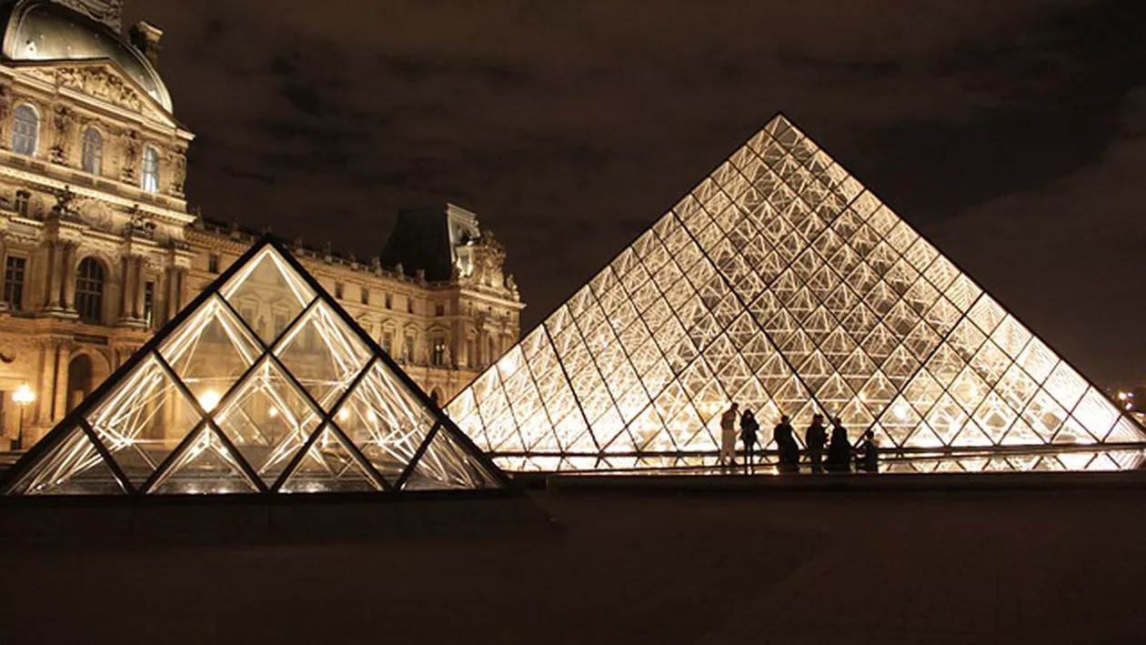 Muzeul Luvru din Paris, închis pentru a doua zi consecutivă. Angajații se tem că s-ar putea infecta cu Covid-19. UE: Industria turistică va pierde lunar profituri de 1,1 miliarde de euro