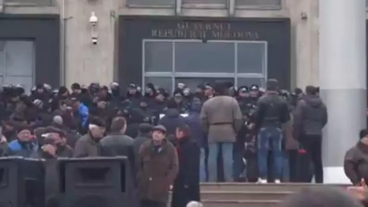 Veteranii adunați în centrul Chișinăului, discreditați de Ion Chicu și cabinetul său. Premierul spune că au fost „manipulați” de forțe oculte, iar consilierul său le-a arătat un gest obscen (VIDEO)