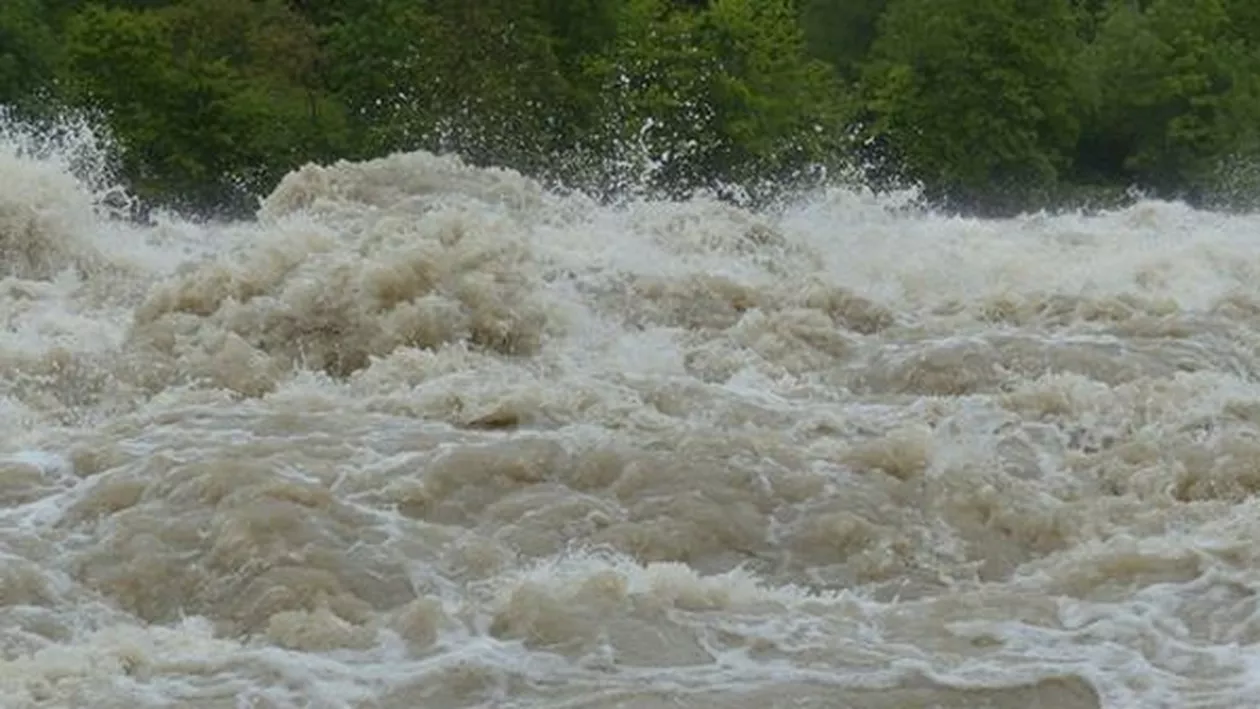 Cod galben de inundaţii până joi în Caraş-Severin, Gorj, Hunedoara şi Vâlcea